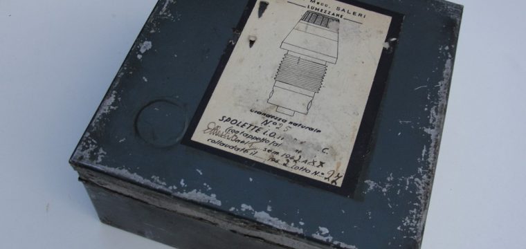 Italiaanse ontsteker doos, in deze verpakking zaten 25 ontstekers voor o.a. 75 m/m granaten