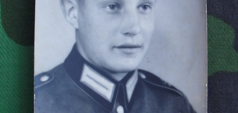 Fotokaart van een Wehrmacht militair in uniform.