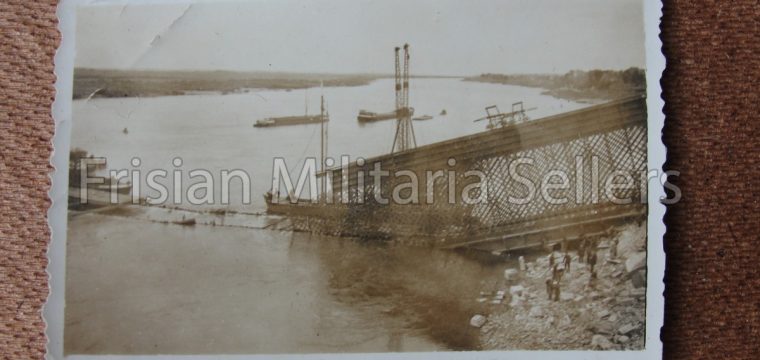 Kleinbeeld foto van opgeblazen brug