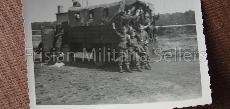 Kleinbeeld foto Duitse soldaten zitten in vrachtwagen en zwaaien