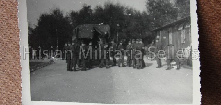 Kleinbeeld foto Duitse soldaten bij vrachtwagen