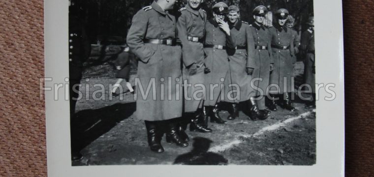Kleinbeeld foto van lachende wh soldaten tijdens een feest