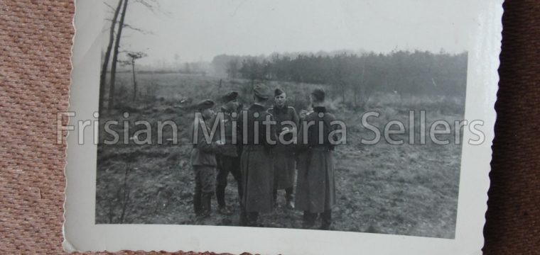 Kleinbeeld foto van WH soldaten/officier nemen pauze in het veld