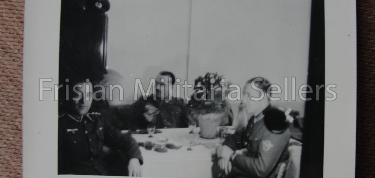 Kleinbeeld foto van feestende polizei/wh soldaten